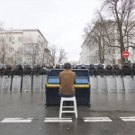 7.-Kiev-Ukraine-2013-Man-playing-piano-for-police.png