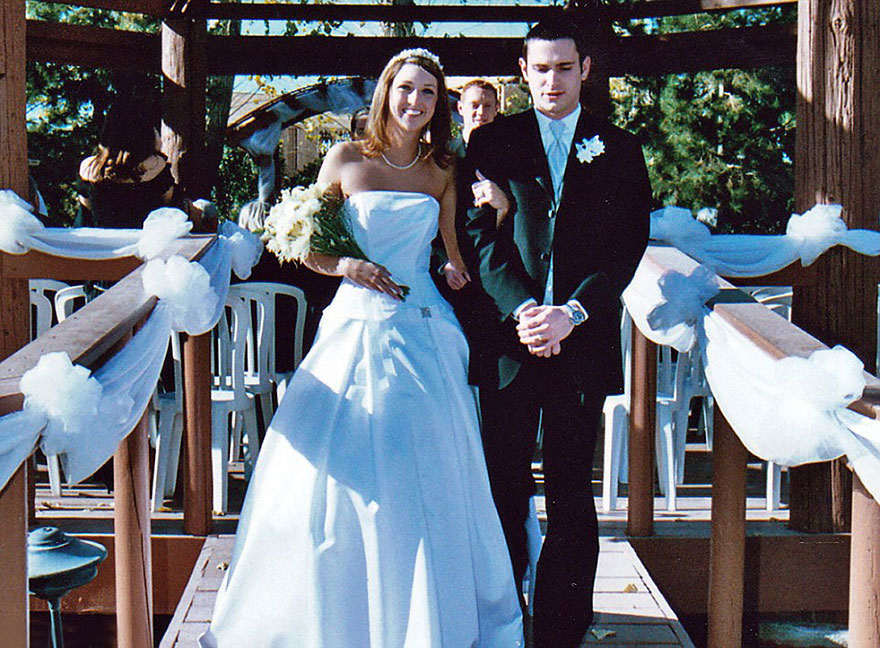 Couple Sells Everything to Live On A Bout and Travel The World