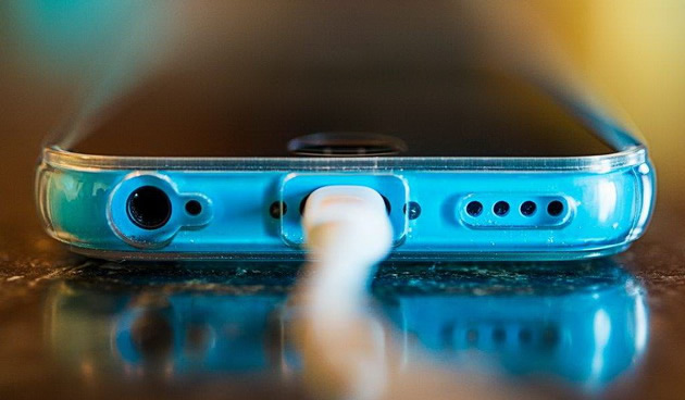 charging-smartphones-the-right-way