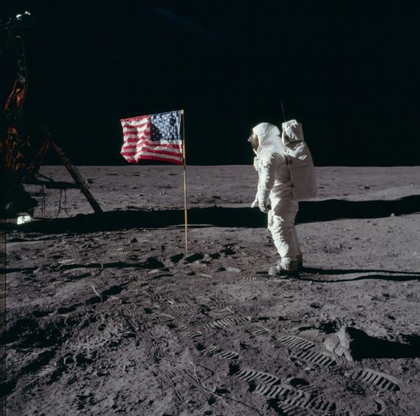 nasa-released-10000-new-photos-from-the-moon-22