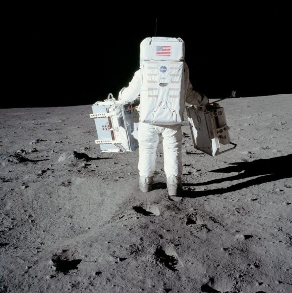 nasa-released-10000-new-photos-from-the-moon-30