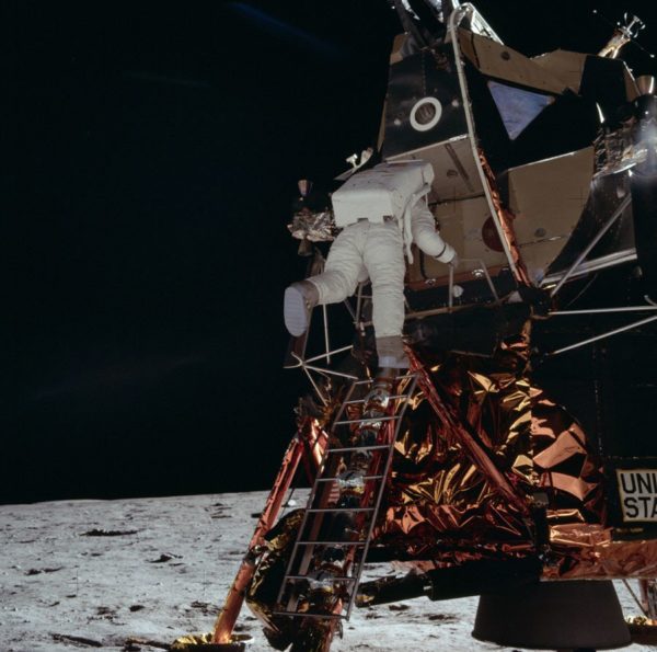 nasa-released-10000-new-photos-from-the-moon-35