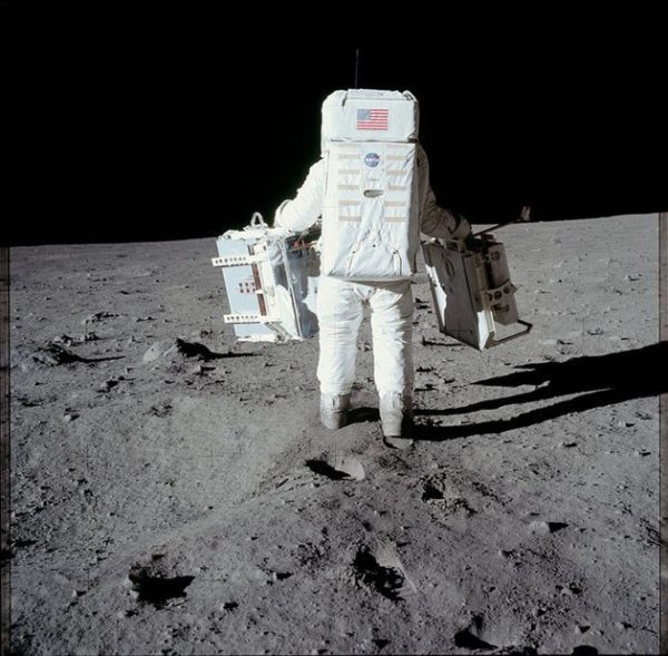 nasa-released-10000-new-photos-from-the-moon-9