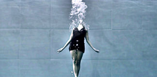 artist-goes-6-minutes-underwater-performance