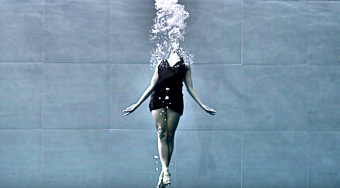 artist-goes-6-minutes-underwater-performance