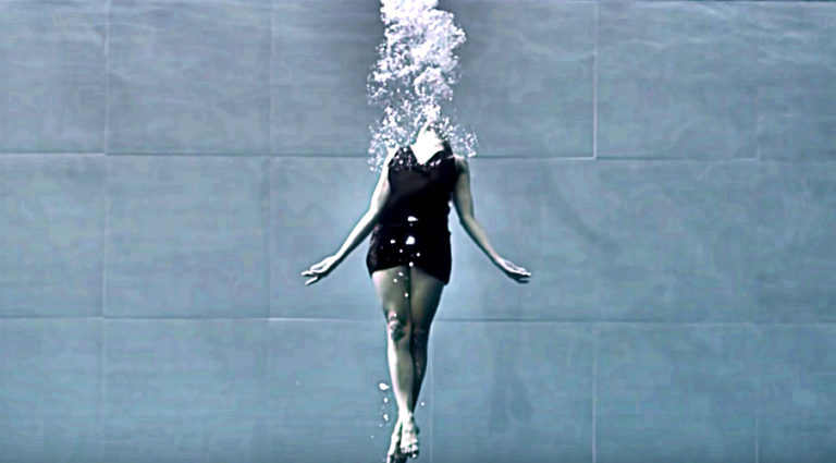 artist-goes-6-minutes-underwater-performance