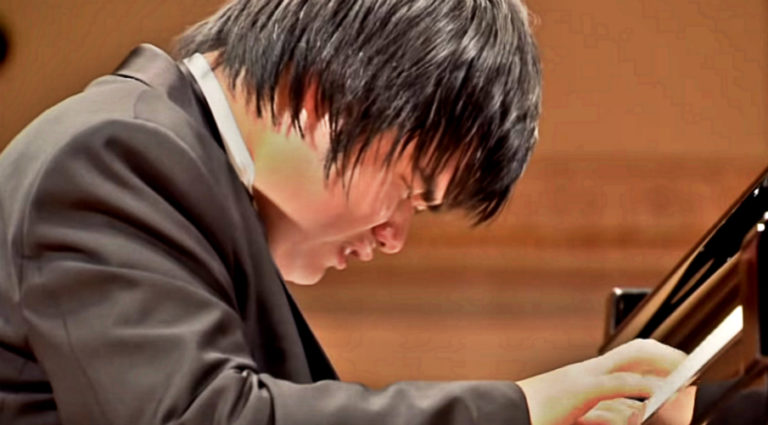 blind-pianist-bursts-into-tears-while-playing